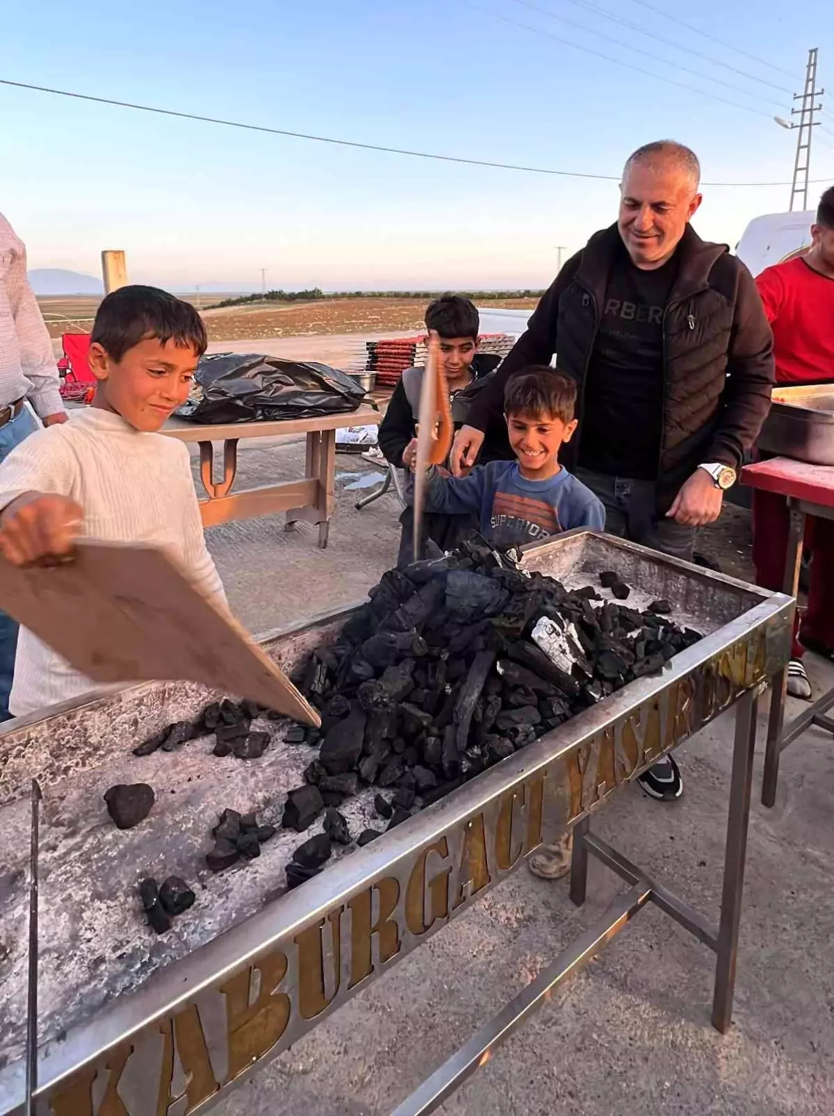 Tarım işçilerine iftarda Adana kebabı