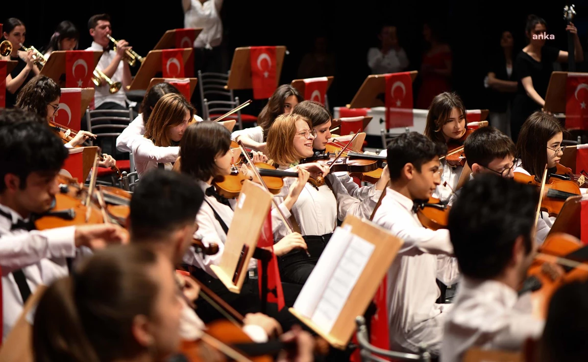 Tepebaşı Belediyesi İki Elin Sesi Var Senfoni Orkestraları ve Koroları\'ndan 23 Nisan Konseri