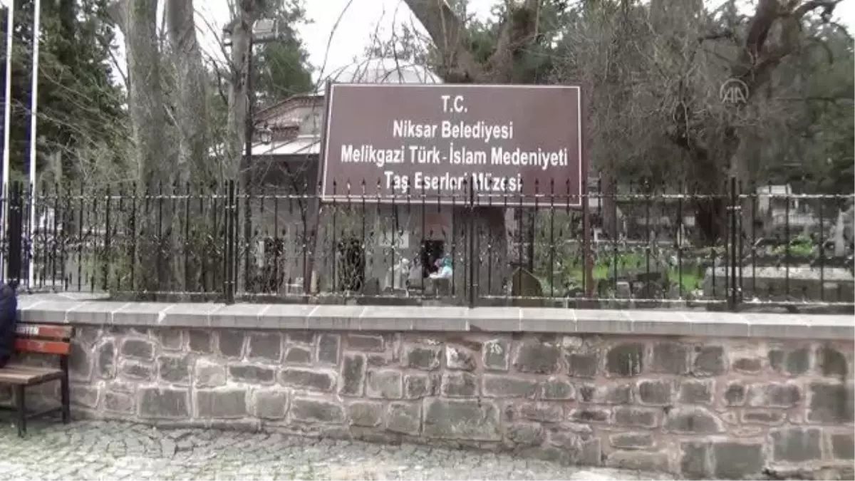 Tokatlı çift 10 yıldır gönüllü olarak türbenin bakımını yapıyor