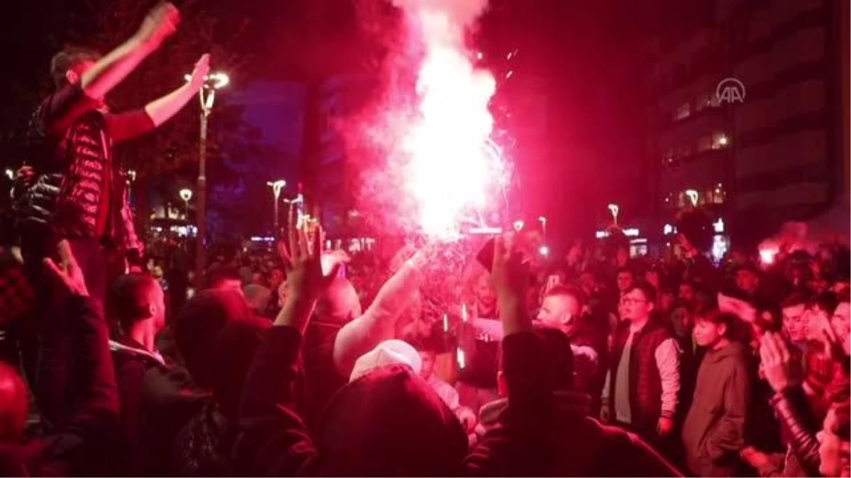 Trabzonsporlu taraftarlardan Adana Demirspor maçı sonrası takımlarına destek