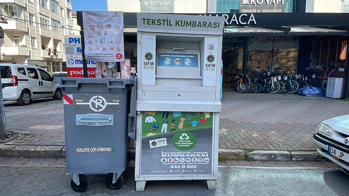 Ümraniye'de kullanılmış giysilerin konulduğu tekstil kumbarası soyuldu