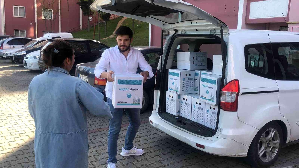 Yabancı uyruklu öğrencilere gıda kolisi dağıtıldı