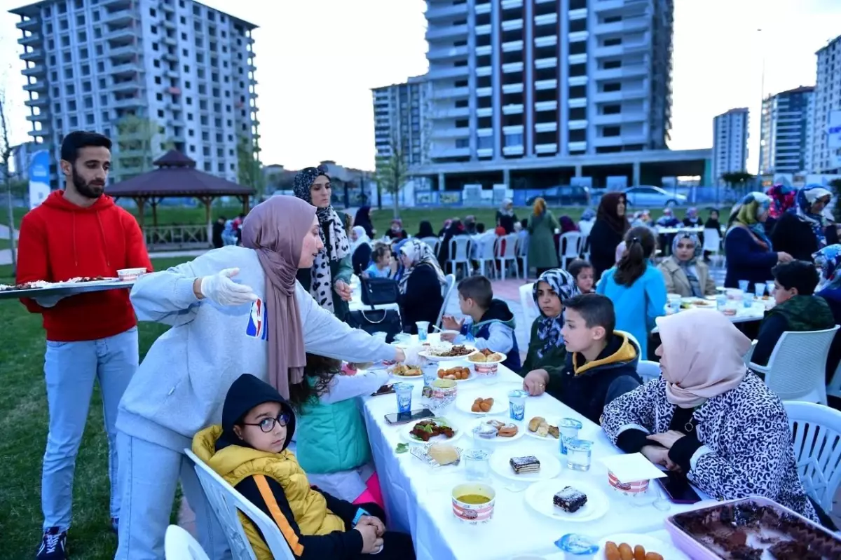 Yesilyurt\'ta yetim ve öksüz çocuklar unutulmadı