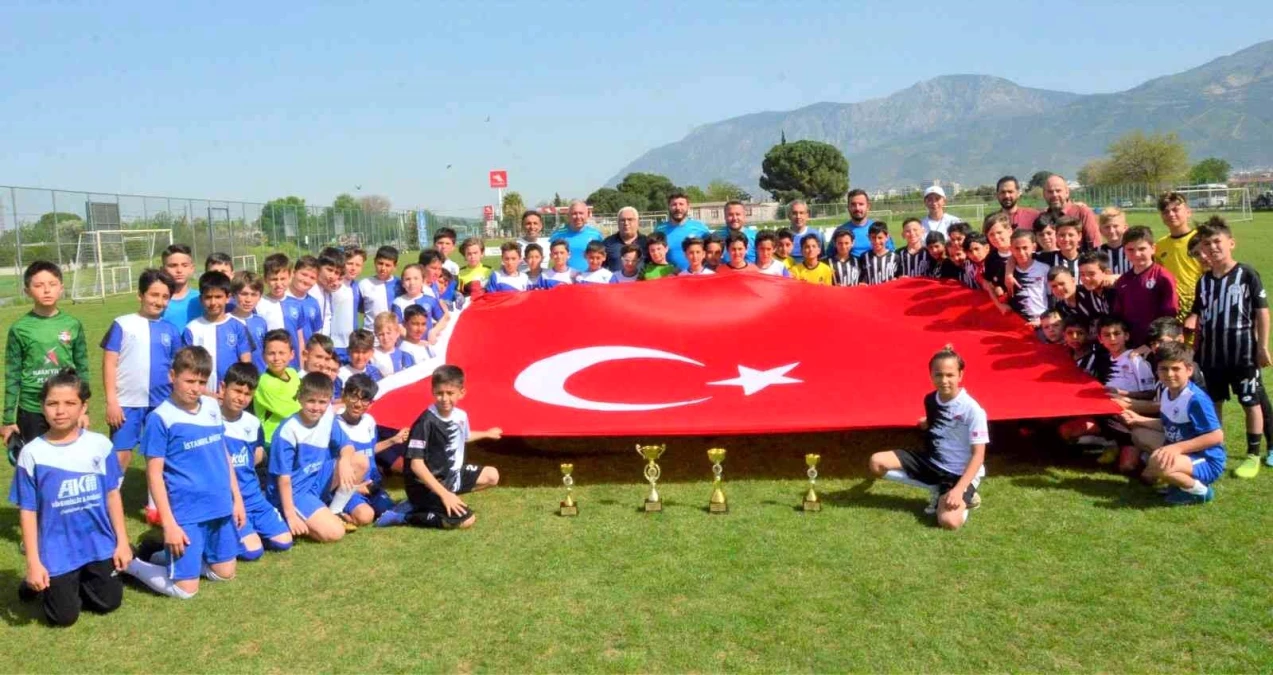 Yunusemre\'de 23 Nisan Futbol Turnuvası düzenlendi