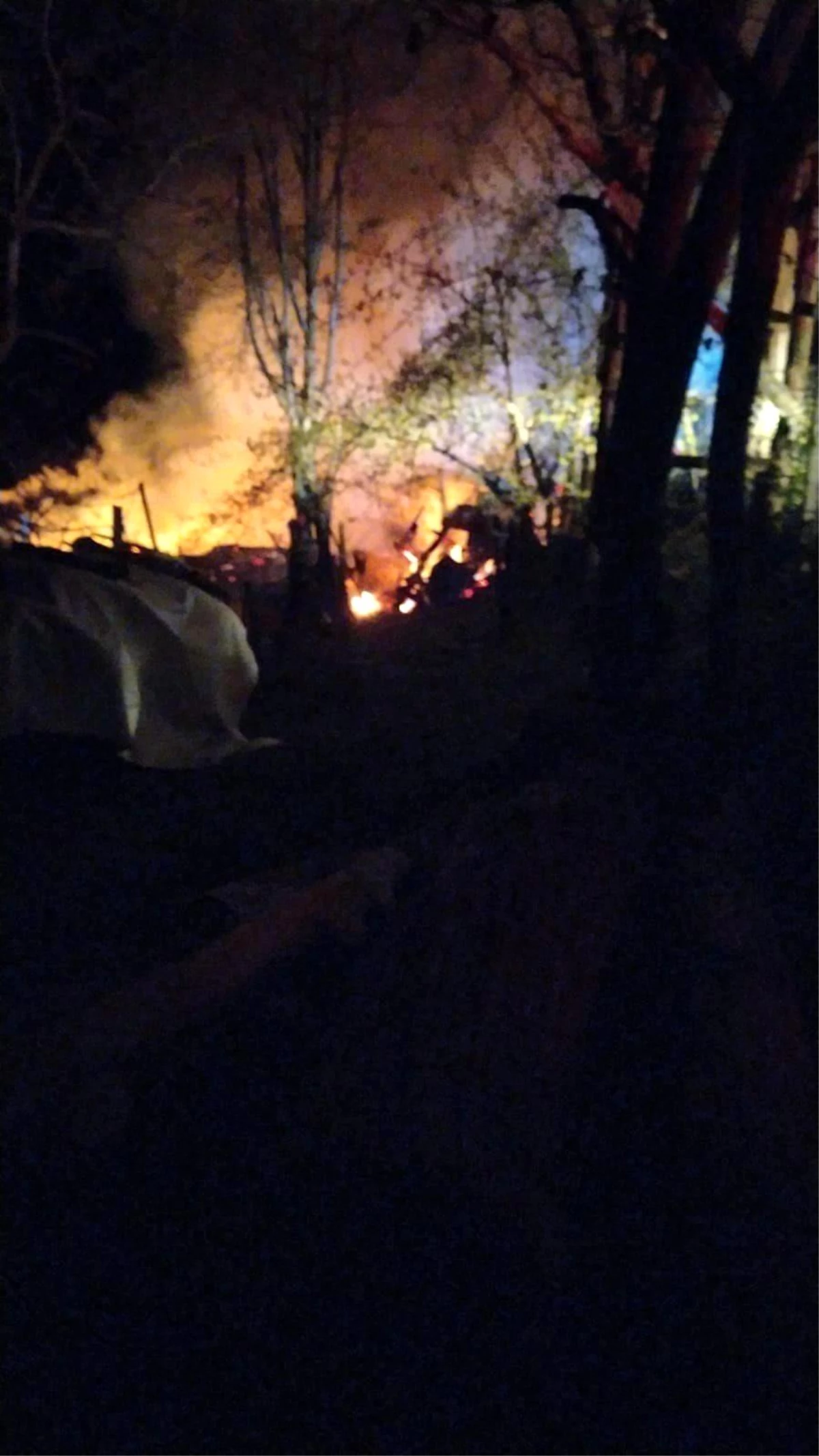 Son dakika haberleri... Ahmetoğlu köyündeki yangında ev kullanılamaz hale geldi