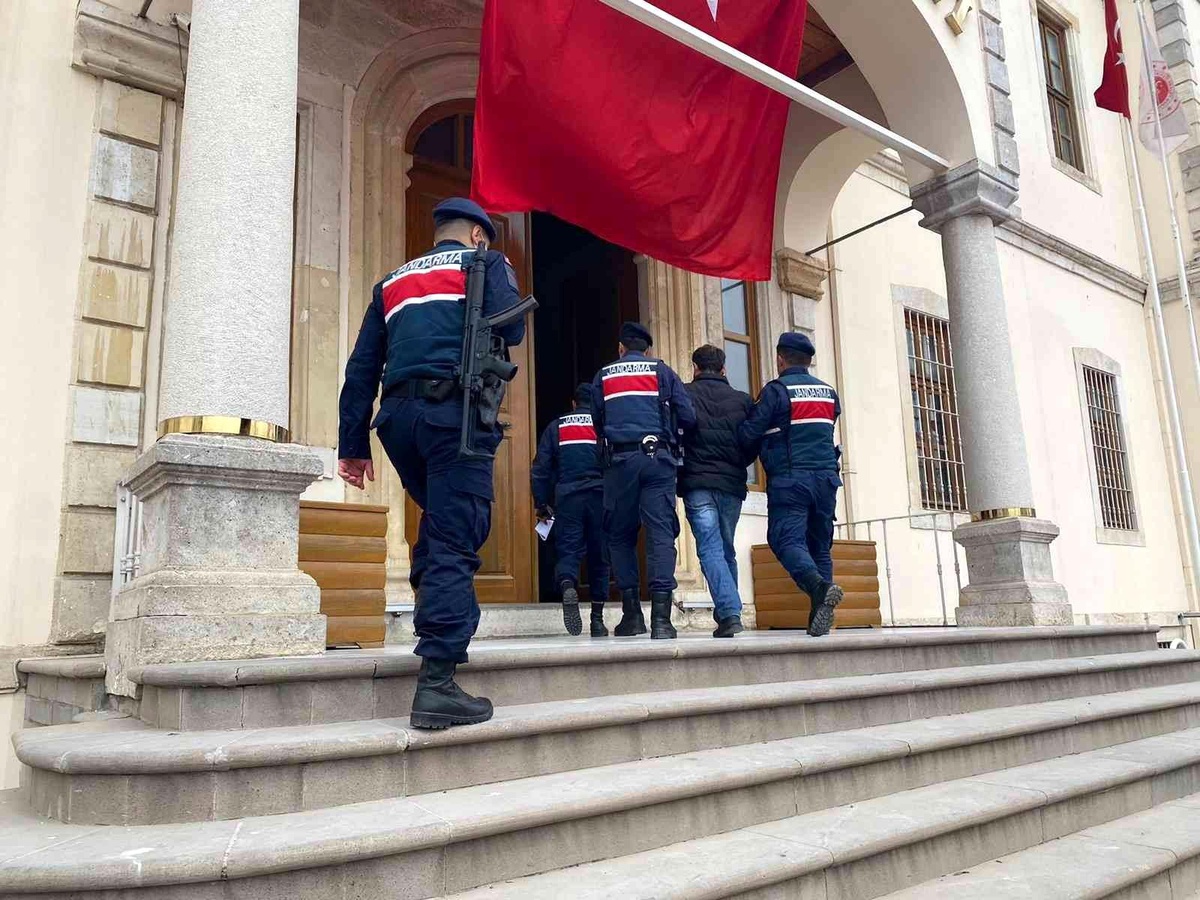 Son dakika haberi... Aranan şahıs, Sinop\'a adım attığında jandarma ekiplerince yakaladı