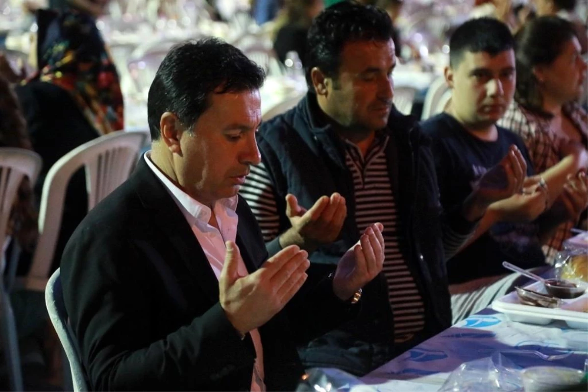 Belediyenin iftar programları devam ediyor: Binlerce kişi iftarı birlikte açtı