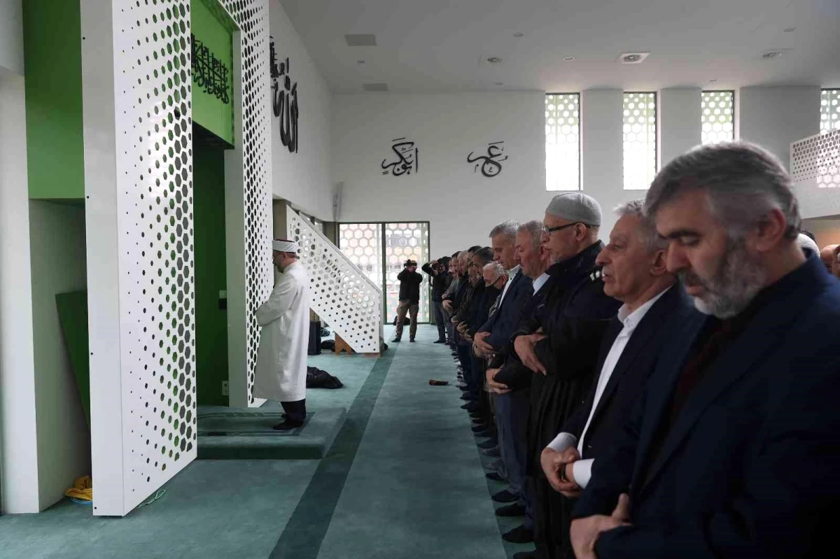 Diyanet İşleri Başkanı Erbaş, Hollanda\'da cami açılışı yaptı