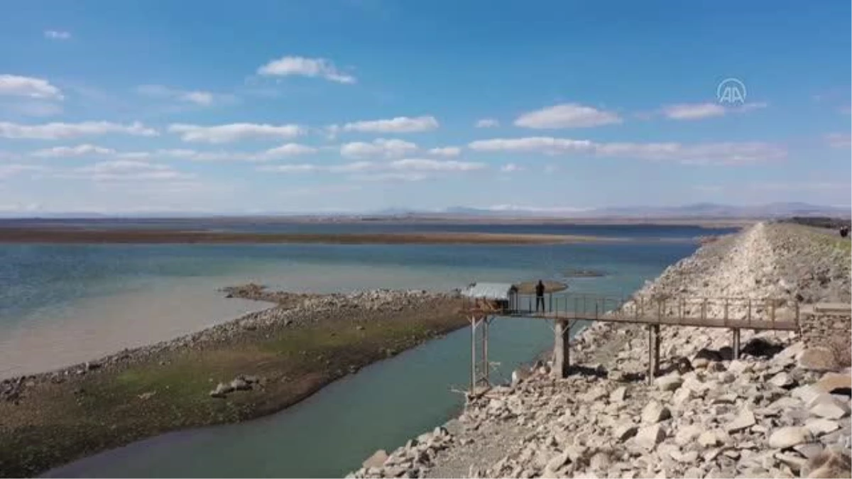 DİYARBAKIR - Kuraklık tehlikesi yaşayan Devegeçidi Baraj Gölü\'ne bir başka barajdan su takviyesi