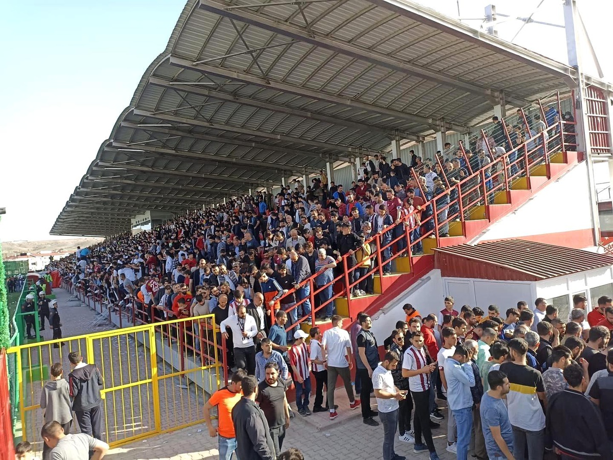 Elazığ\'da tribünler, çatılar doldu taştı