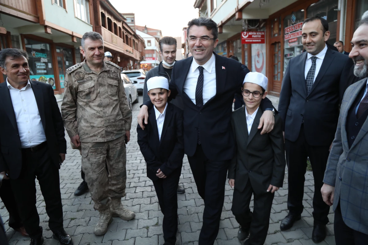 Erzurum Valisi Memiş, hafızlık eğitimi alan öğrencilerle iftar yaptı
