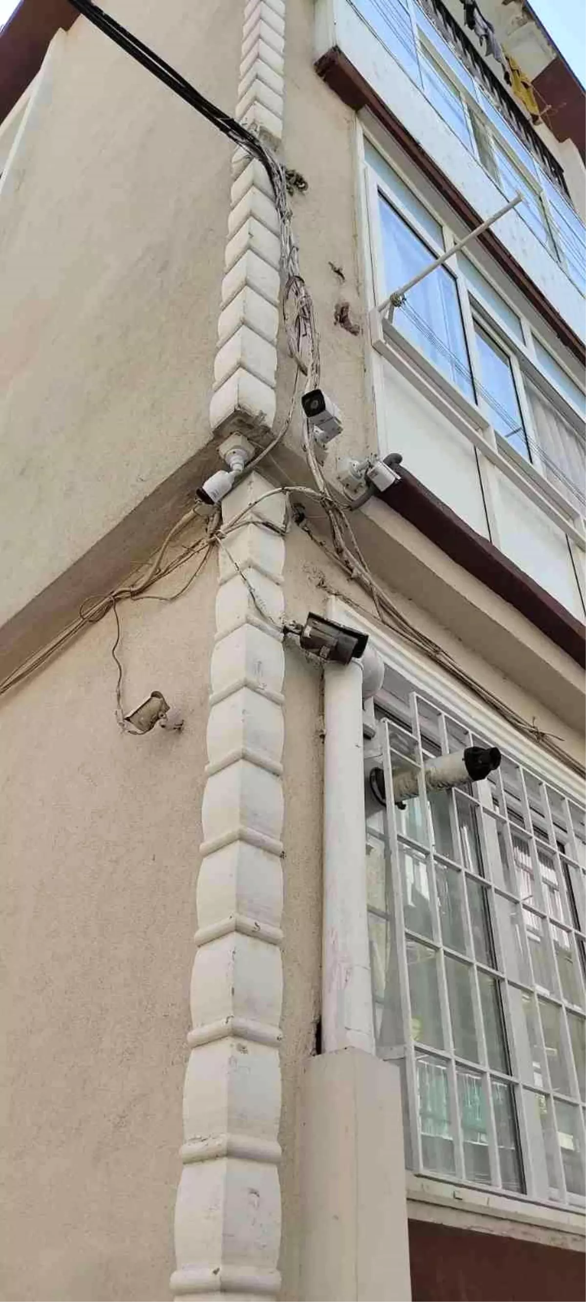 Fatih'te binaya giren hırsız cep telefonlarını çalarak kayıplara karıştı