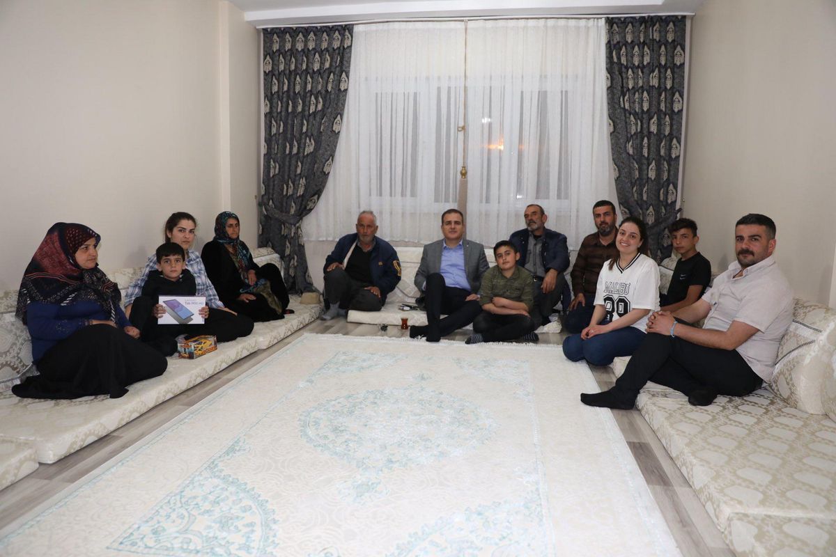Hakkari Valisi Akbıyık, teröristlerce şehit edilen vatandaşın ailesiyle iftar yaptı