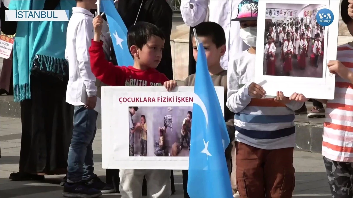 İstanbul\'da Uygur Çocukları İçin Protesto