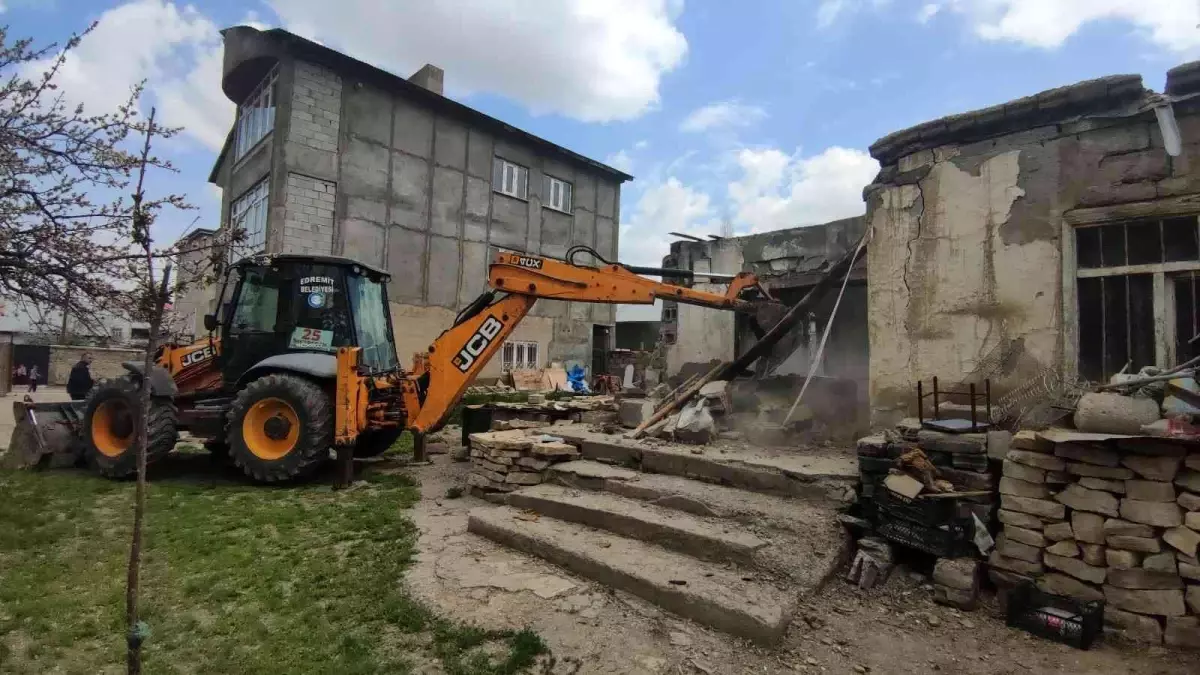 Kaçak göçmenlerin barındığı metruk evler yıkıldı