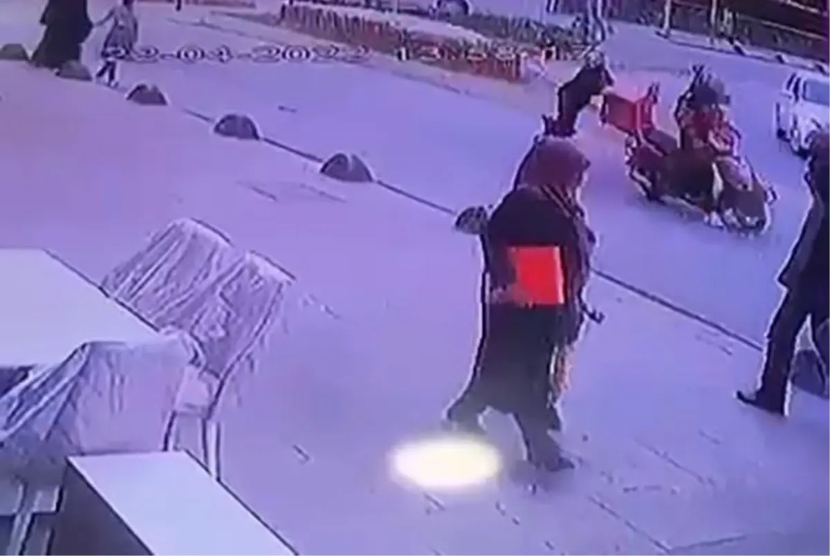 Kadının ölümden döndüğü kaza kamerada