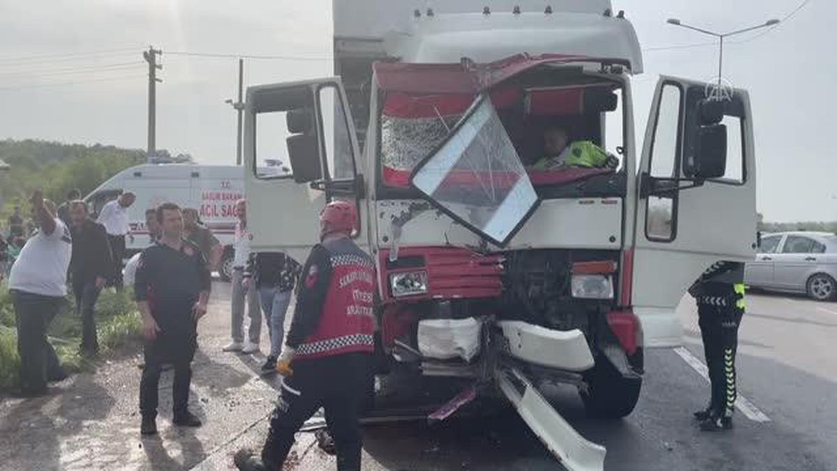 Kamyon özel halk otobüsüne çarptı, 11 kişi yaralandı