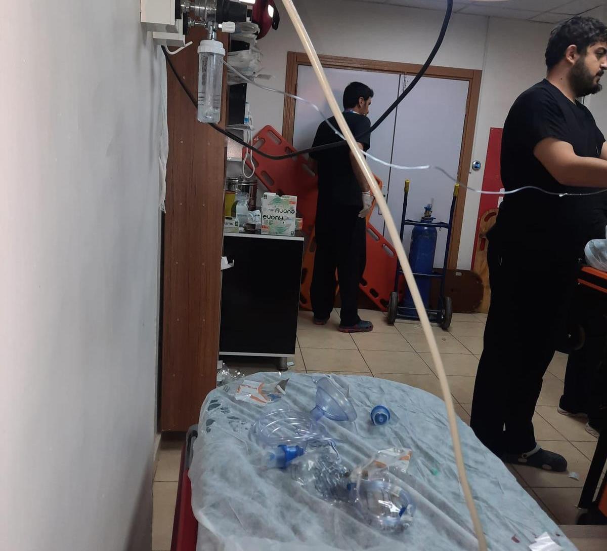 Lice\'de ölen hastanın yakınları sağlık çalışanlarına saldırdı, hastane savaş alanına döndü
