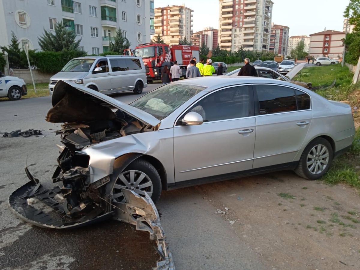 Malatya'da çarpışan iki otomobildeki 5 kişi yaralandı