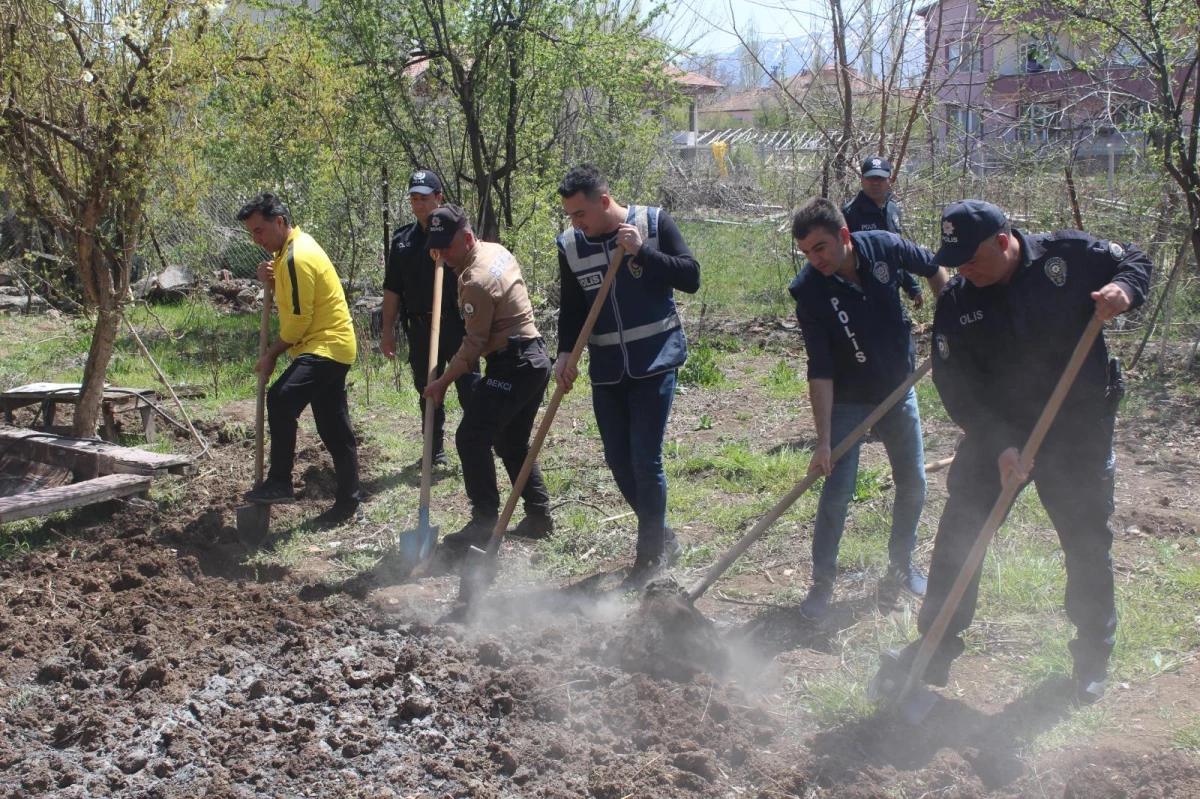 Son dakika gündem: Malatya polisi yalnız yaşayan yaşlı kadının bahçesini çapaladı