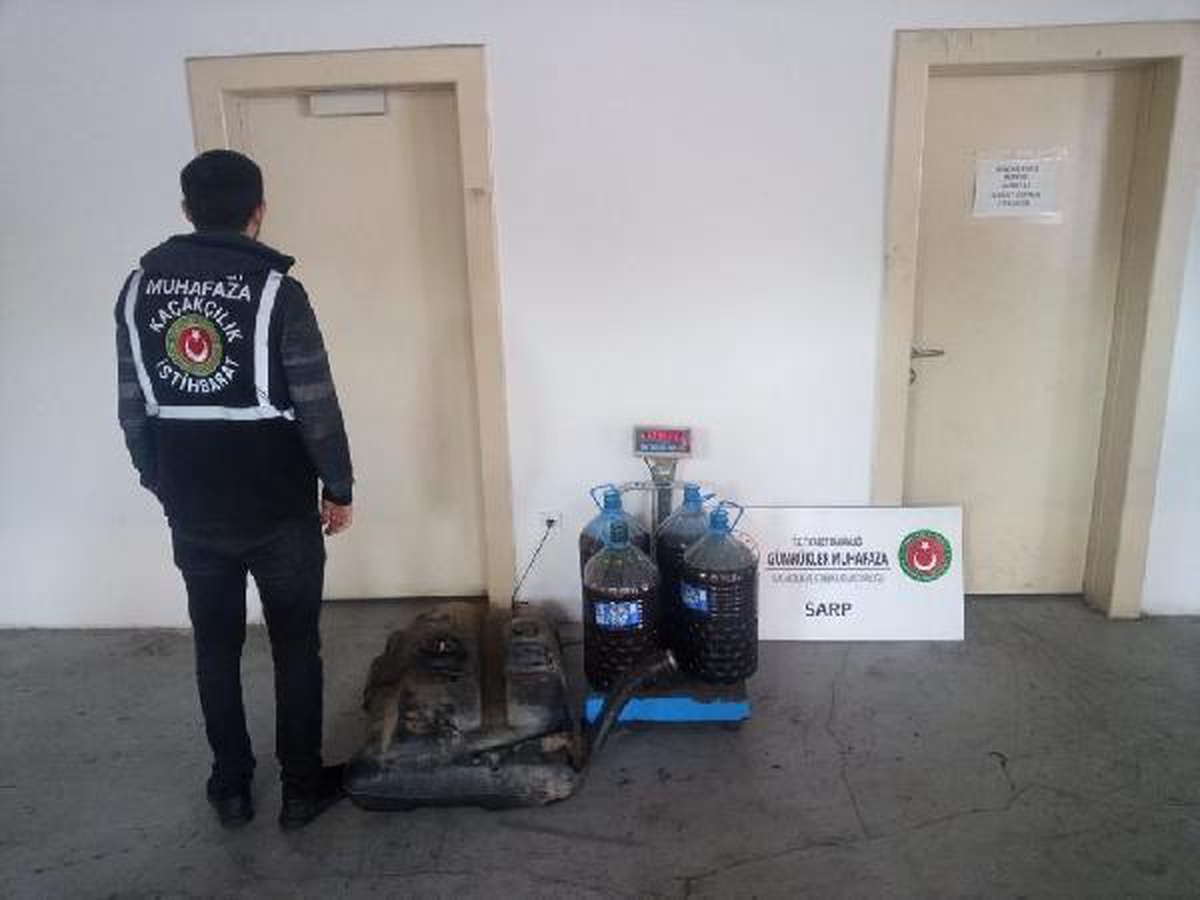 MİNİBÜSÜN YAKIT DEPOSUNDAN 104 KİLO KAÇAK BAL ÇIKTI
