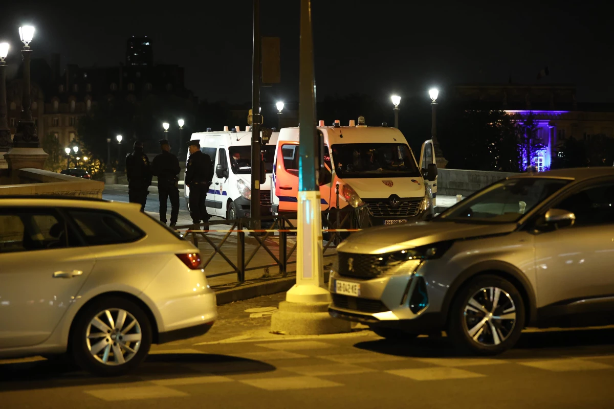 Son Dakika | Paris\'te polis "dur" ihtarına uymayan sürücünün aracına ateş açtı, 2 kişi öldü