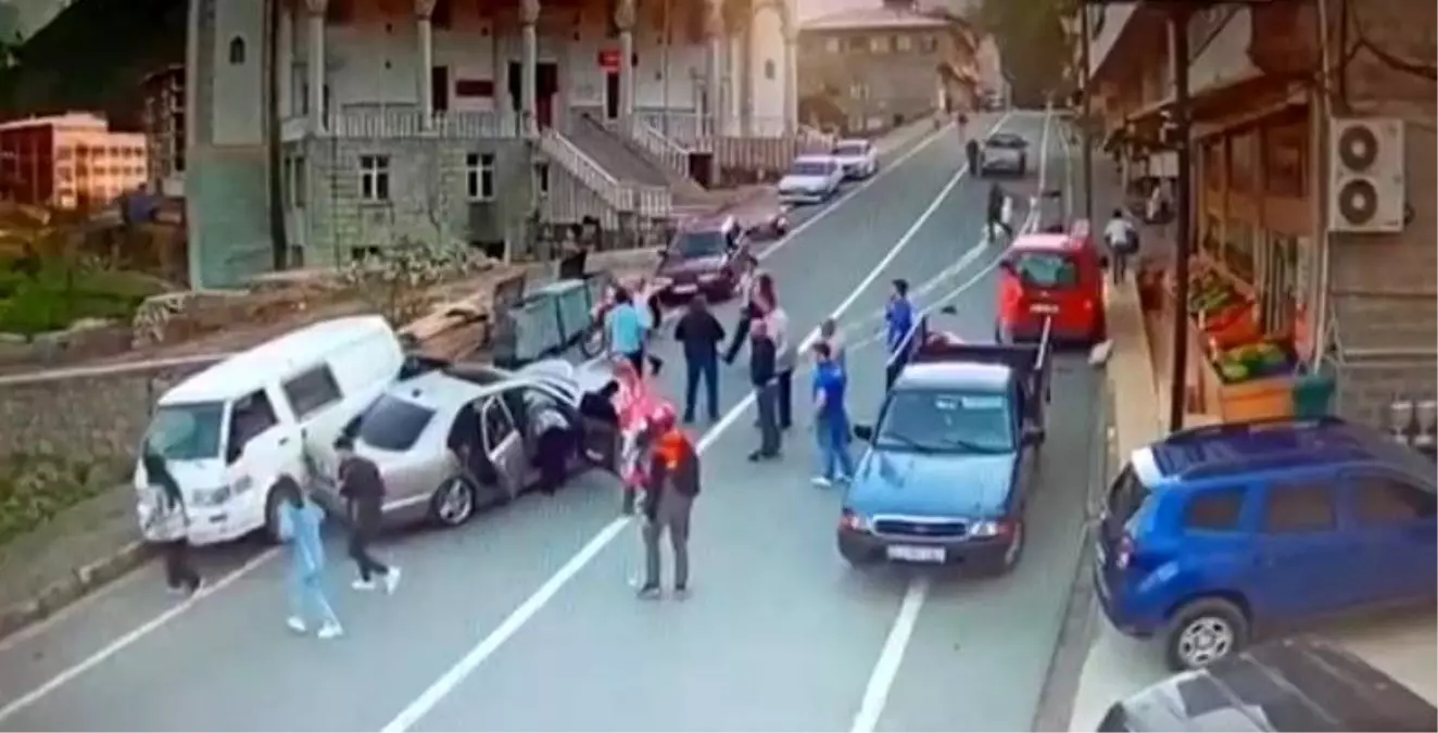 Rize\'de yola atlayan motor sürücüsü 3 araçlı zincirleme kazaya sebep oldu