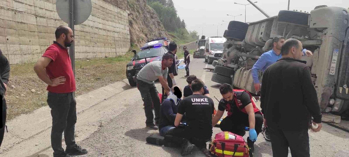 Son dakika! Siirt\'te viraj alamayan beton mikseri devrildi: 1 yaralı