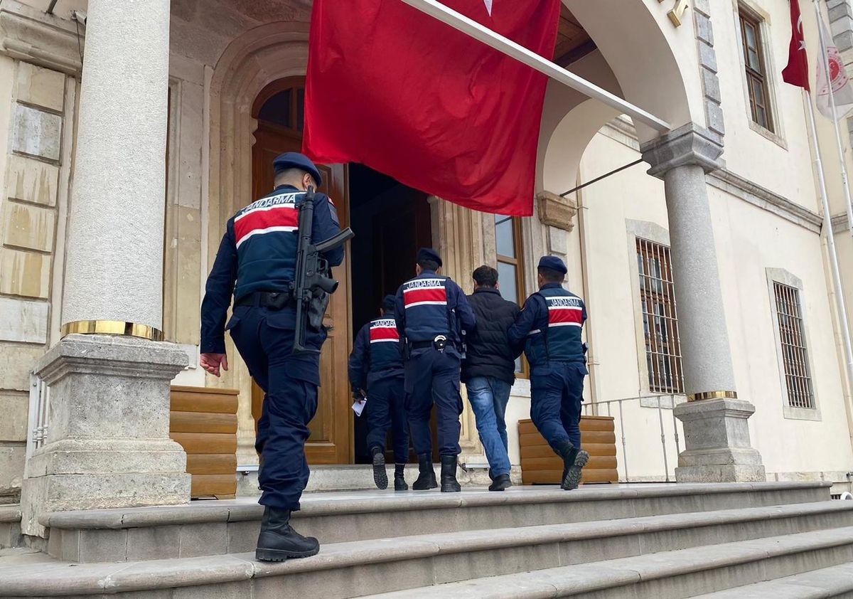 Sinop\'ta şantaj suçundan 20 yıl 5 ay hapis cezası bulunan firari hükümlü yakalandı