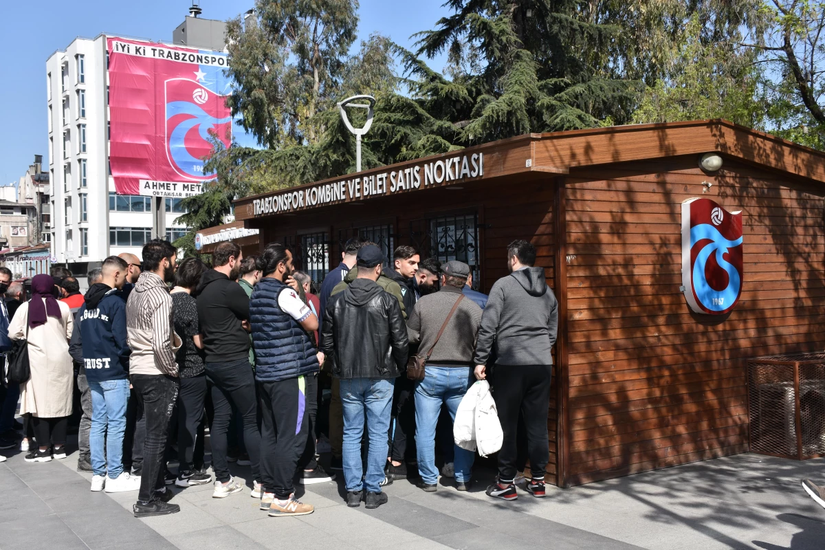 Trabzonspor taraftarları, Fraport TAV Antalyaspor maçına bilet alabilmek için gişe önünde kuyruk oluşturdu (2)