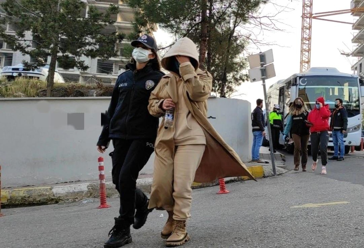 Yabancı uyruklu kadınlarla fuhuş yaparken yakalandılar