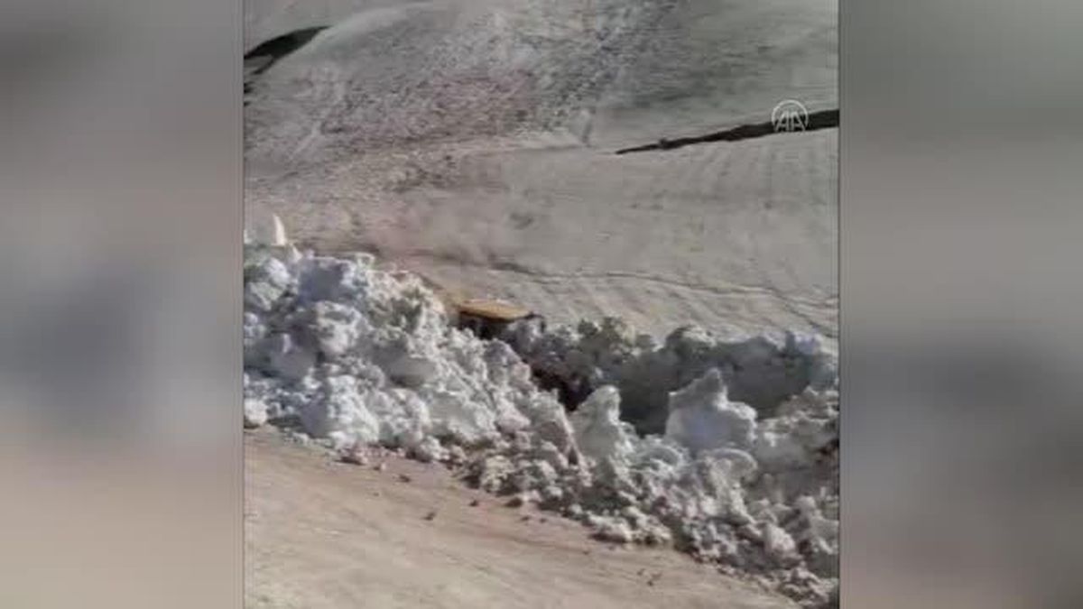 Yüksek kesimlerde karla mücadele sürüyor