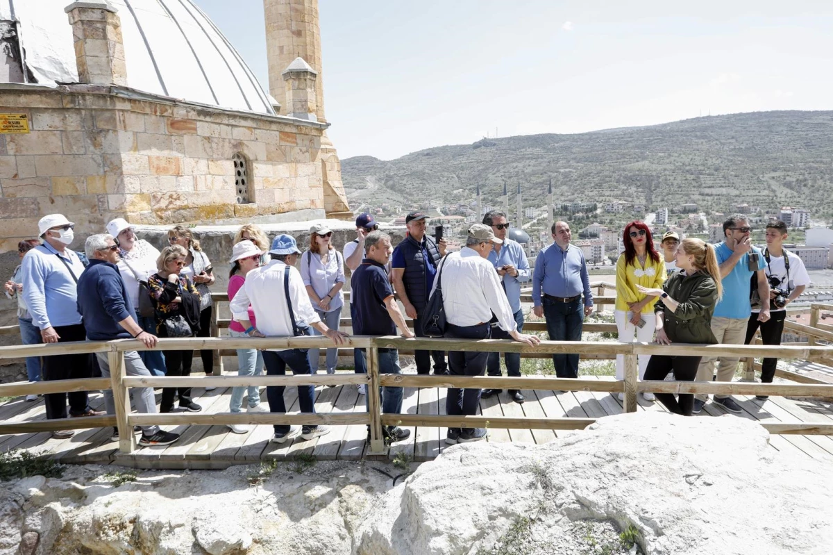 Yunan turistler Kapadokya\'da tarihi yamaç yerleşimi Kayaşehir\'i gezdi