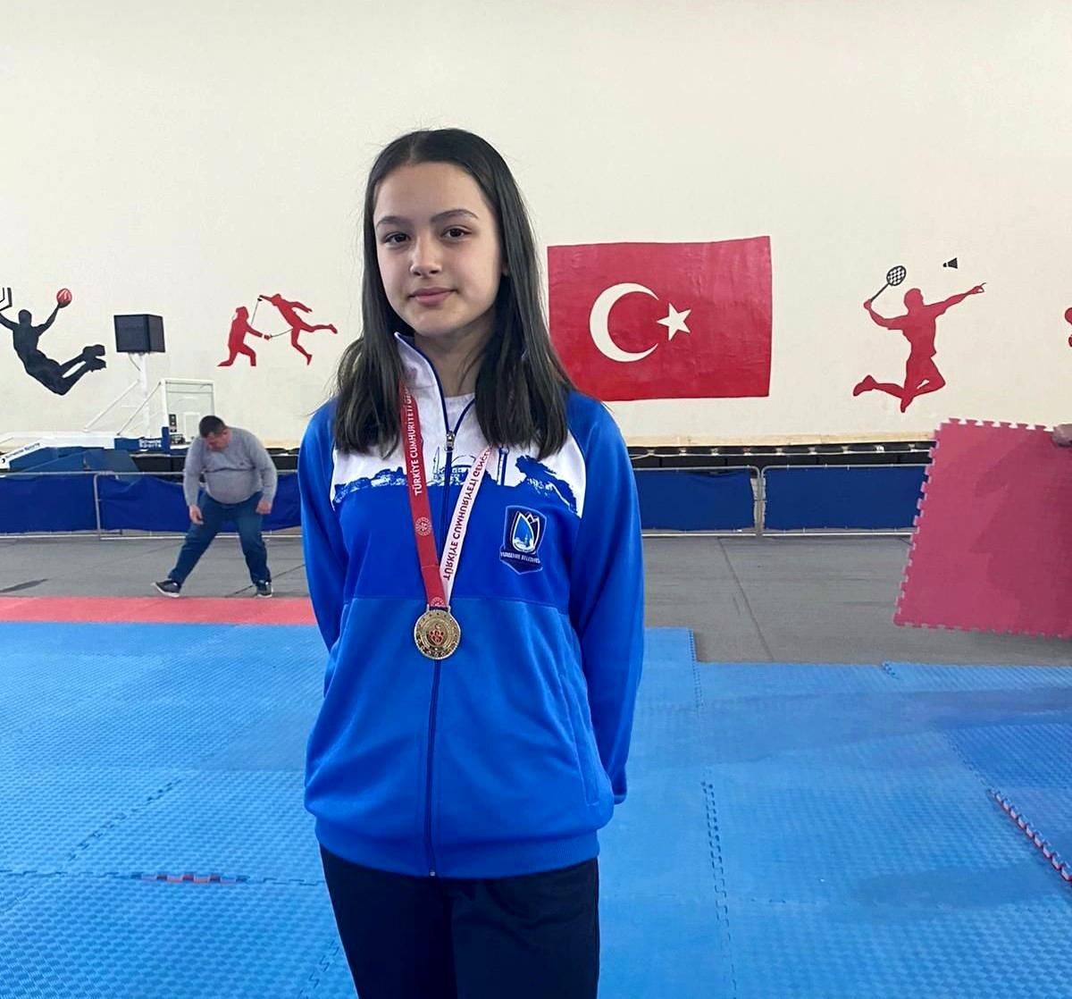 Yunusemreli Alanur Uşak\'tan gümüş madalya ile döndü