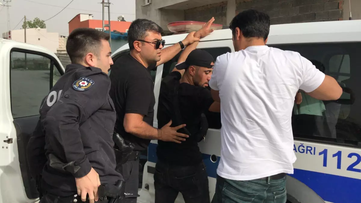 Son dakika haberleri... Adana\'da şoförü tehdit edip taksiyi gasbeden zanlı polis takibiyle yakalandı