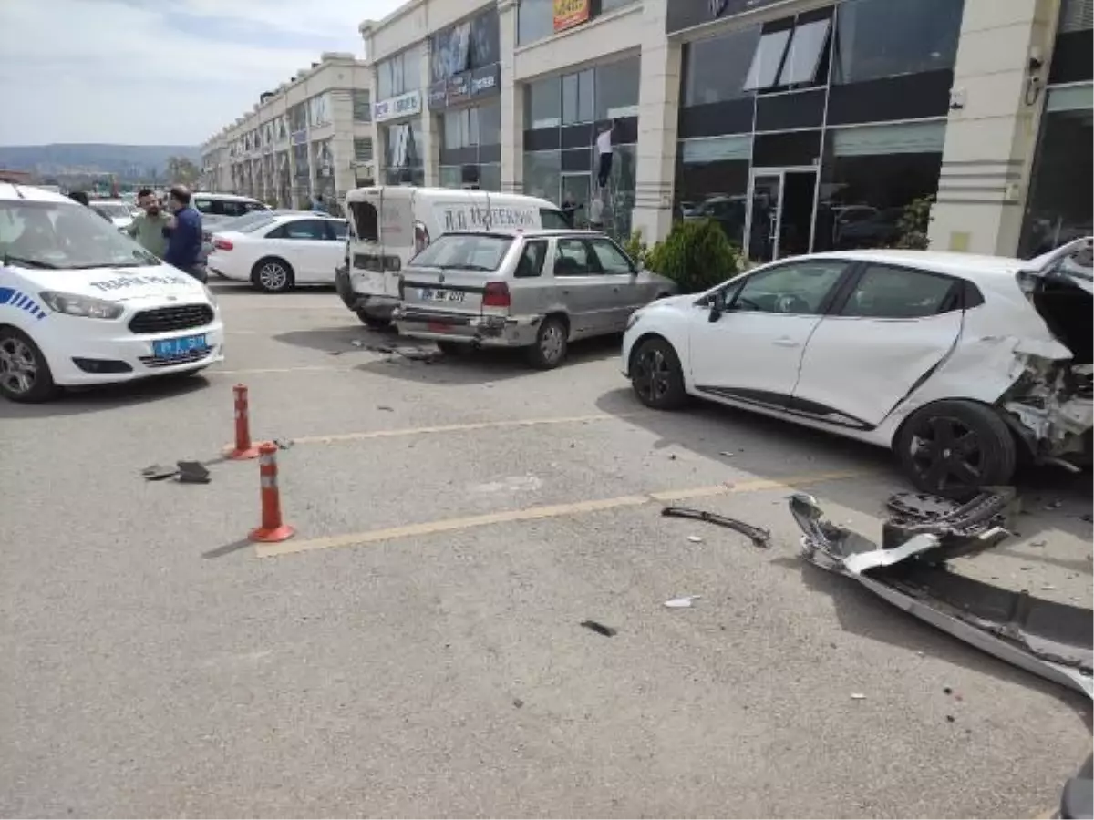 Ankara\'da kargo minibüsü, 7 araca çarptı: 2 yaralı