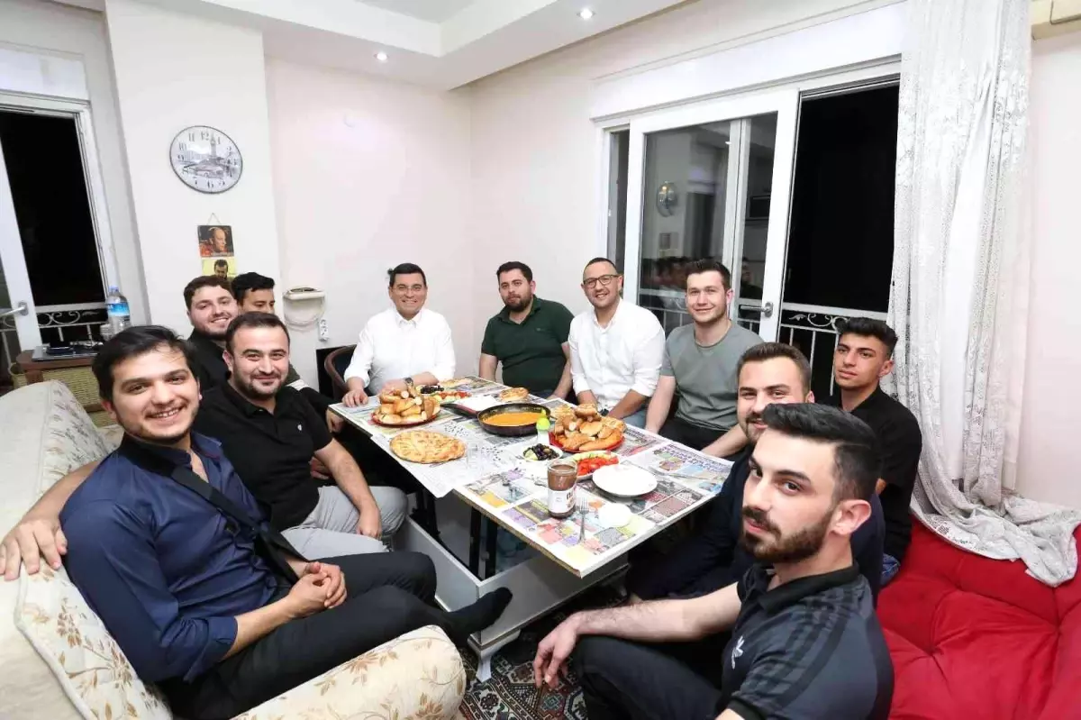 Başkan Tütüncü, öğrenci sahur konuğu oldu