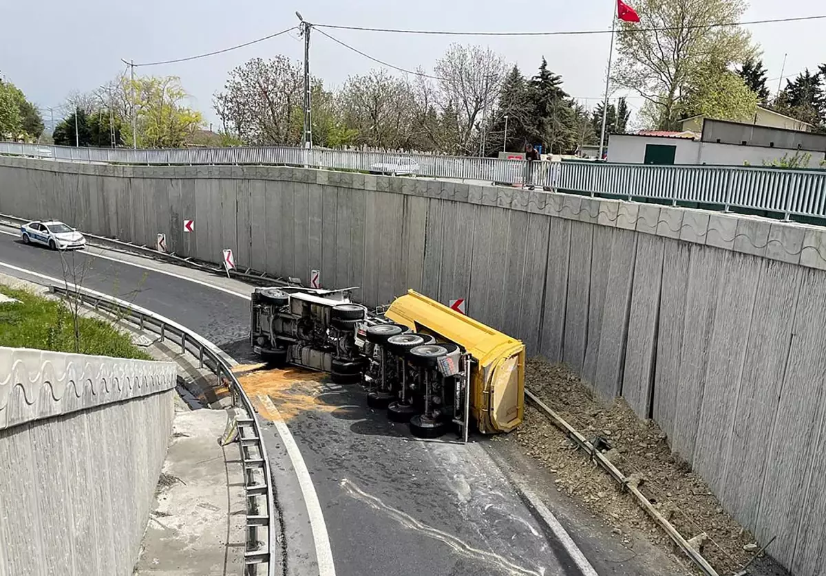 Büyükçekmece\'de devrilen kamyonun sürücüsü yaralandı