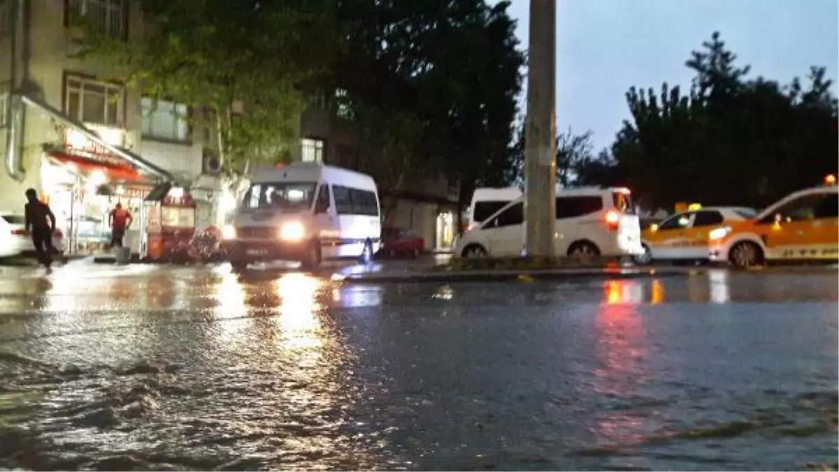 DİYARBAKIR\'DA SAĞANAK YAĞIŞ, CADDE VE SOKAKLARI SU BASTI