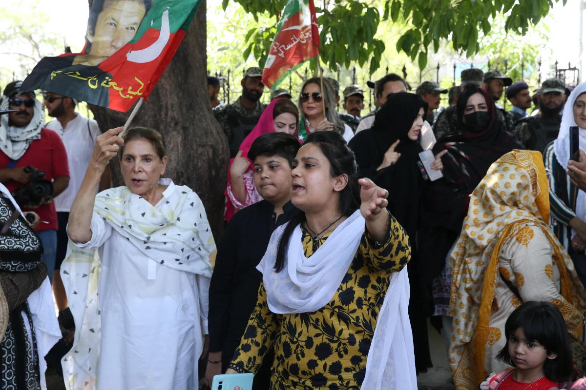 Eski Pakistan Başbakanı Han\'ın partisinden Seçim Komisyonu protestosu