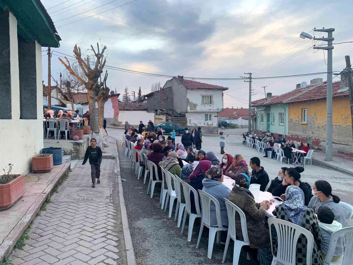 Eskişehir\'in en eski yerleşim yerinde iftar yemeği: Mahalle halkı imece usulü hazırlanan iftar yemeğinde bir araya geldi