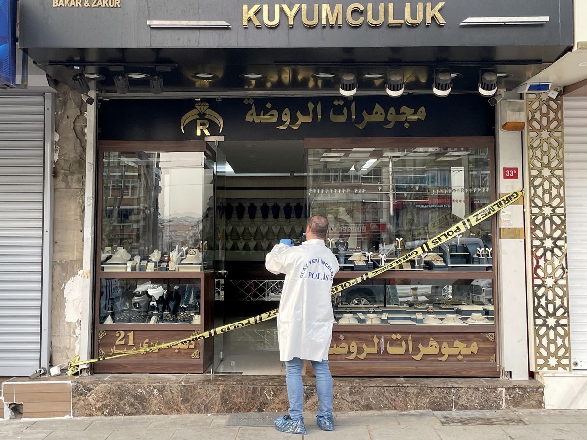 Fatih\'te duvarı delinerek girilen kuyumcu atölyesinden altınlar çalındı