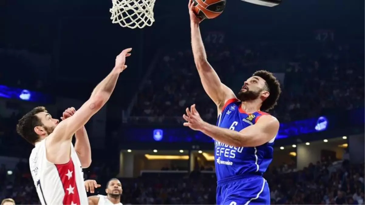 Anadolu Efes\'ten Final-Four\'a ilk adım!