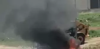 Hareket halinde yanan kamyoneti, tekerine taş koyarak durdurdu