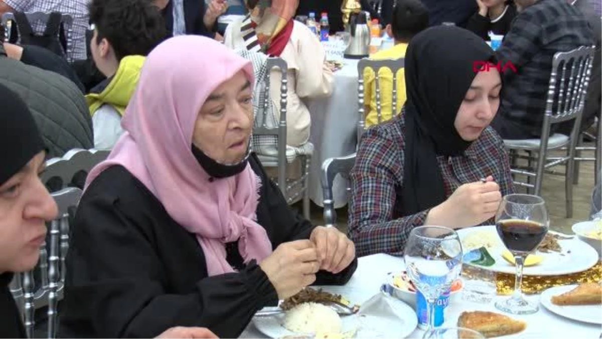 Binali Yıldırım Bahçelievler\'de düzenlenen iftar programına katıldı