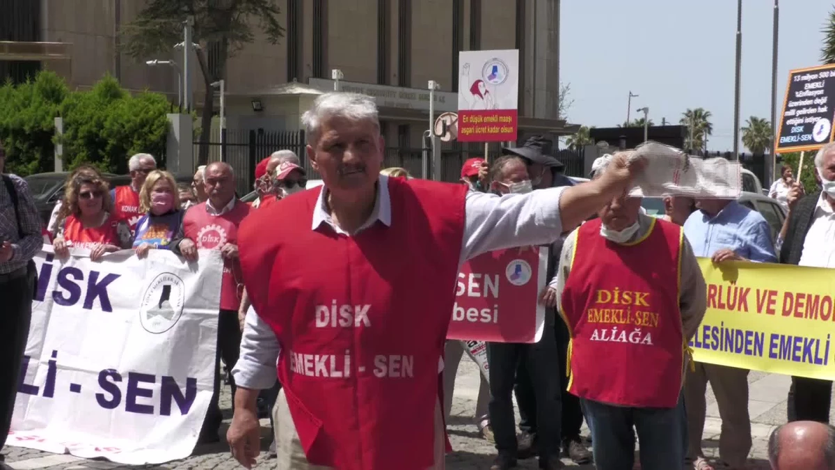 İzmir\'de Emeklilerden \'Zamsız İkramiye\' Protestosu: "Hakkımızı Helal Etmiyoruz. Beşli Çeteye Vermekten Bize Kalmadı"