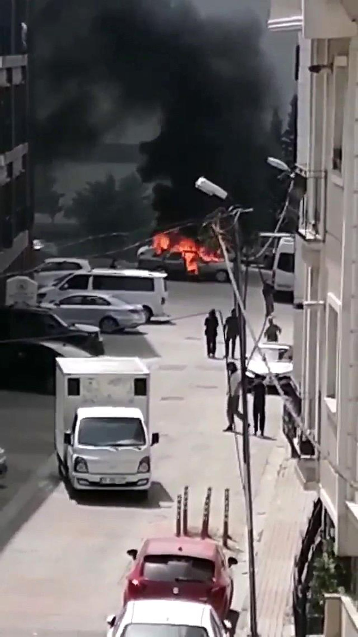 Kağıthane\'de park halindeki otomobil alev alev yandı