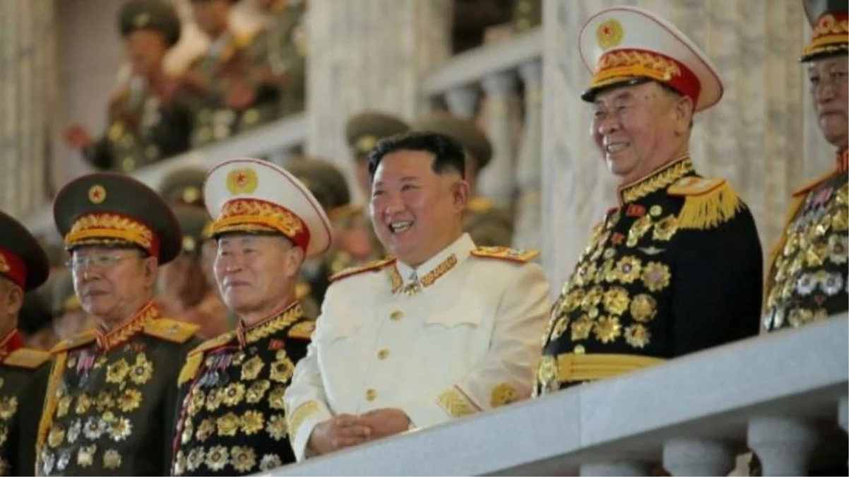 Kuzey Kore\'de gece yarısı askeri tören! Nükleer silahlarla gövde gösterisi yaptılar!
