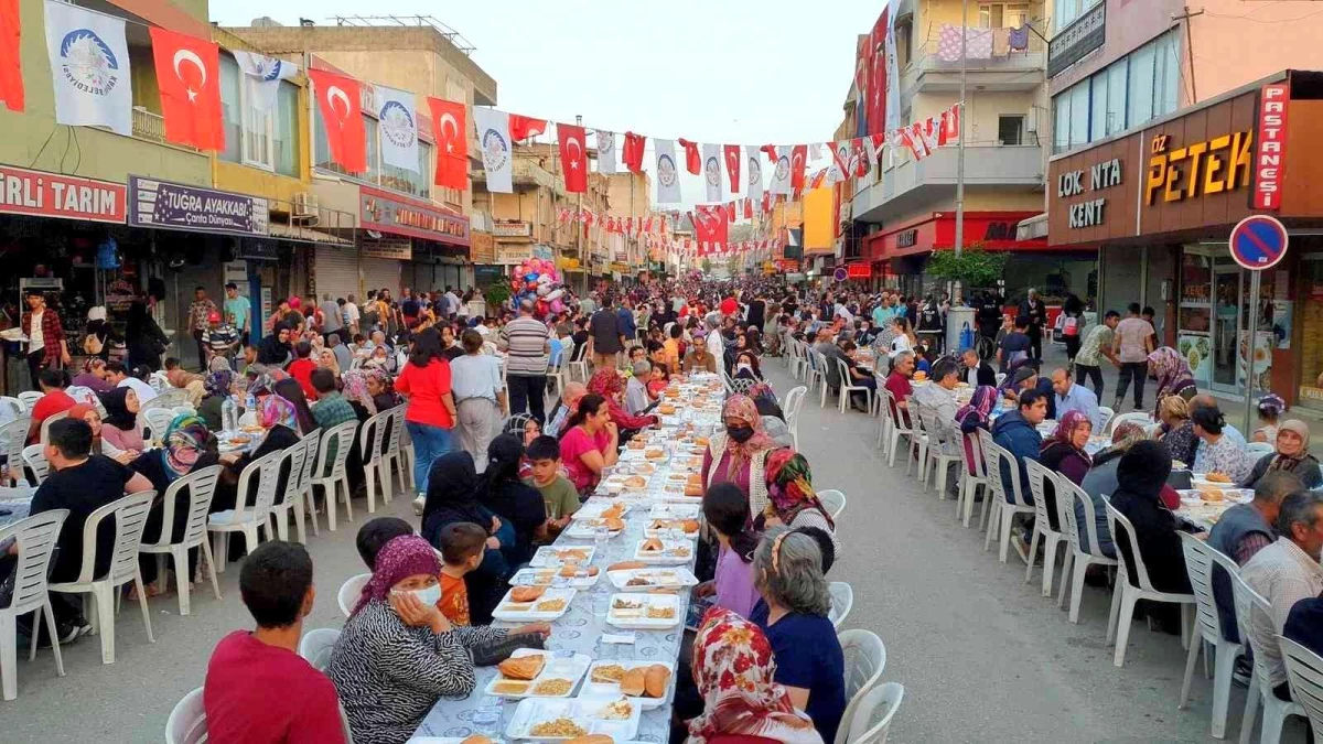 Osmaniye\'de binlerce kişi iftar sofrasında bir araya geldi