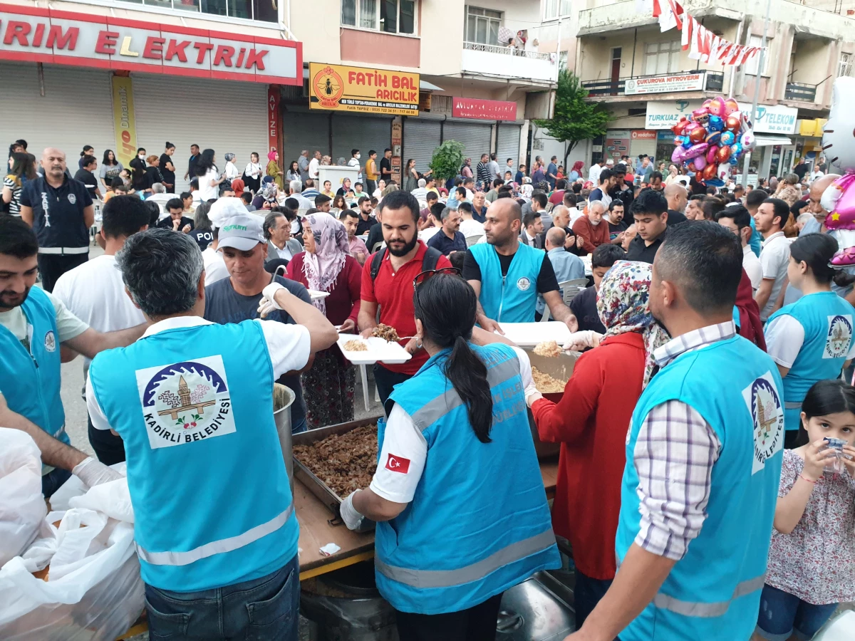 Osmaniye\'de geleneksel sokak iftarı